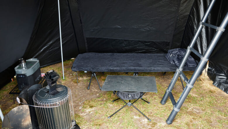 リビングはトヨトミのストーブのほか、愛犬のしげるくんと一緒にくつろげるコットも設置。