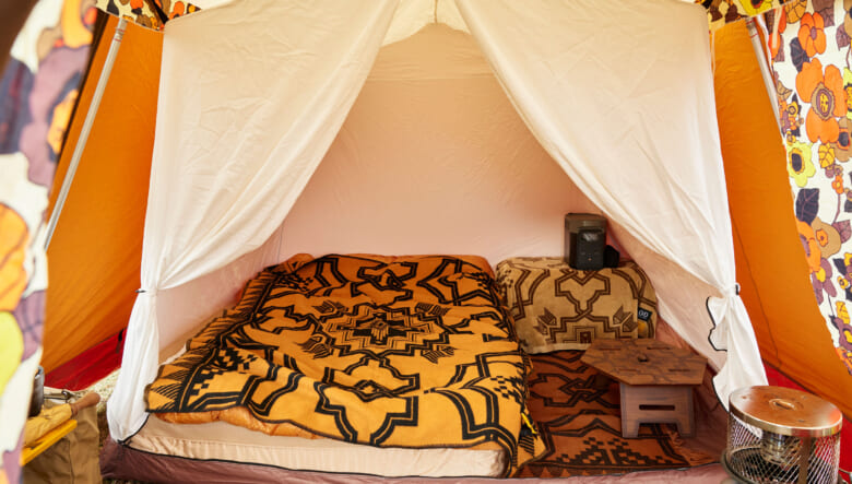 寝室部分は大人5人が横になることのできる広さがあり、韓国発のブランド、クーディのエアベッドで快適な寝床を確保。お気に入りのオールドマウンテンのラグやブランケットを敷いた。