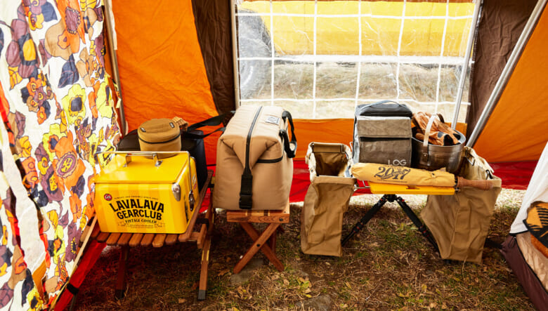 居住空間の快適さもハウス型テントならでは。手前は広めの前室で、夜はここにリビングを展開する。