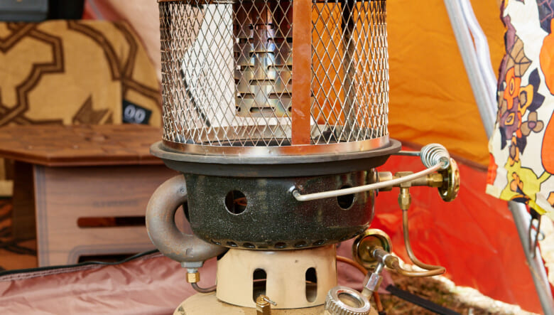 今回の暖房として持参したのはUNBY別注カラーのオムニバーナー。上で調理もできるため、冬キャンプには1台あると便利。