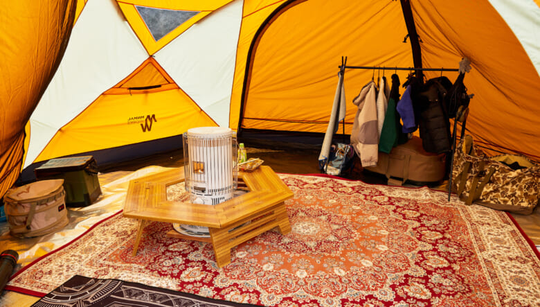 室内はノルディスクのアスガルド用フロアシートとラグを敷き、地面からの冷えを防ぐ。同じくミニマルワークスのラックを置き、家族分の着替えやアウターを取り出しやすく。