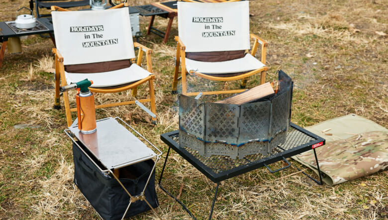 一番手前が焚き火エリア。ロダンの下にはテントファクトリーのメッシュテーブルを置いて焼き付け防止。