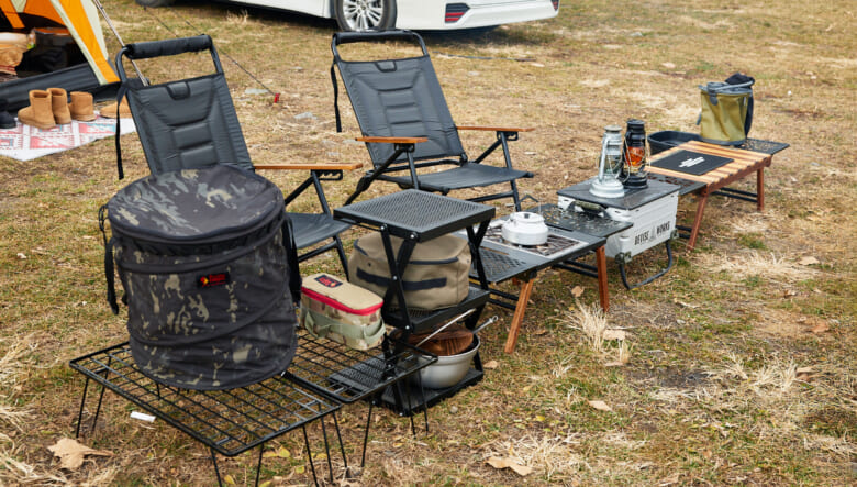 1列に並べたリビングスペースはブラックデザインのテーブル1つをスノーピークのシェルフコンテナで挟むことで長さを出した。