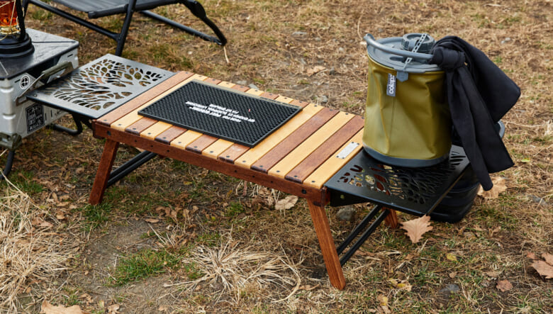 ブラックデザインのハレテーブルのサイドには別売りの天板を取り付け拡張。アイアン素材で水濡れも気にならないため、コラプズのジャグを置いた。