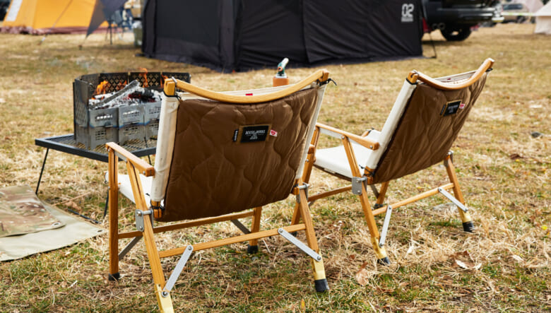 カーミットチェアはホリデーインザマウンテンの座面に変えただけでなく、冷えないようにバリスティクスの座布団もセッティング済み。