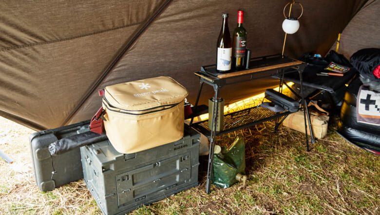 一ヶ所にまとめた収納スペースには、ネイチャートーンズのラックを使い、夜に楽しむためのアルコールやランタンをセッティング。