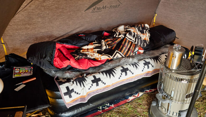 アマゾンで購入したエアベッドはコスパの良さからチョイス。地面にはラグを敷き、底冷え対策もバッチリ。もちろん設営は自動ポンプ付きでラクラク。