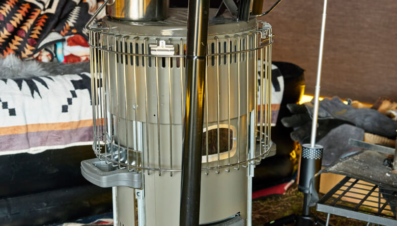 石油ストーブはパセコのキャンプ25S。天板には熱で回転するタイプのファンを置き、室内全体に暖かい空気を循環させている。