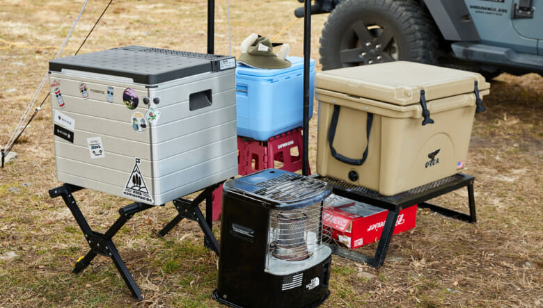 それぞれ持ち寄ったアイテムは中央に配置。クーラーボックスもオルカクーラーズのほか、ドメティックの冷蔵庫まで完備されている。