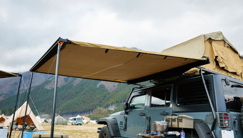 オーストラリアで生まれ、30年近くもの歴史を誇るダーチのオーニング。壊れにくさや丈夫な生地で世界中に愛用者が多い。