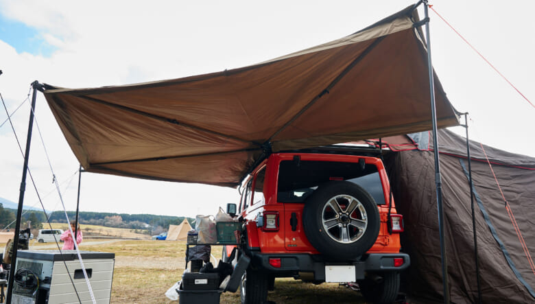 オーニングは270度に展開するライノラック。