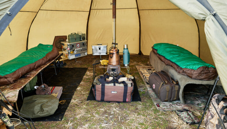 玉ねぎのような形状が特徴的なバランゲルドームのトップは、煙突を出すことのできる換気口のほか、ベンチレーションも完備する。薪ストーブがあれば、寒さの厳しい夜もインナーなしで足元までしっかりテント内を暖めてくれる。