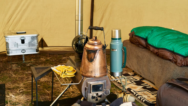 室内に設置したのは、テントと同じ北欧・ノルウェー発のアウトドアストーブブランド。ステンレス製のストーブはサビにも強く、未使用時はバラした煙突を本体に収納できるためコンパクトに持ち運びできる。