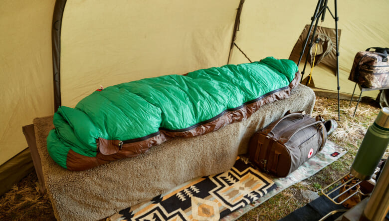 底冷え防止のため、コット下にはオレゴニアンキャンパーのグランドシートを、座面にはブランケットを敷いた。