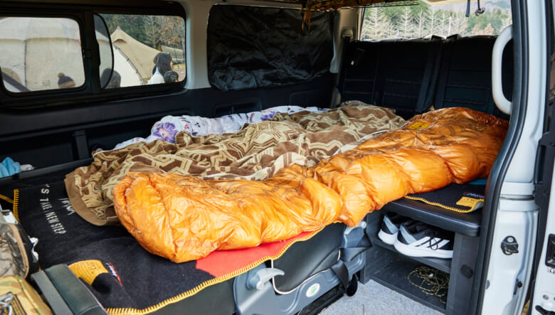 後部座席はベッドキットを使い、5人家族も安眠の車中泊仕様に。