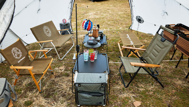 モジュールテーブル2つで挟むように、サイト中央に鎮座したストーブは、レインボーストーブのネイバーフッドコラボカラー。