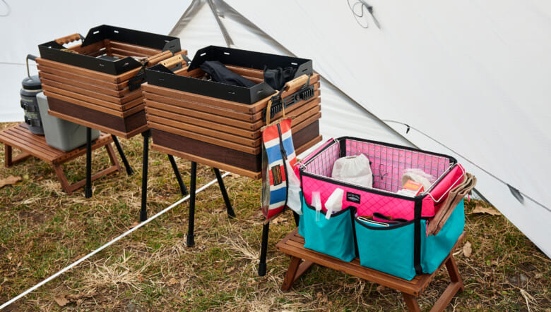 無印良品のメッシュボックスにグッドフォーナッシングのカラフルなケースを取り付け、インテリアのポイントに。