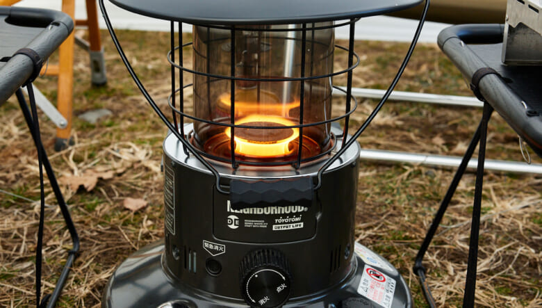 シックな色でまとまったサイトに合うよう、ストーブはネイバーフッドコラボのトヨトミのレインボーストーブ。