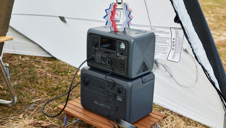 ポータブルバッテリーはブルーティのアオラで、カラー展開が豊富なのもポイント。下段のものは、容量1152Wの大容量タイプで、バッテリーの充電用として持参した。