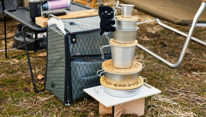 奥にあるまるで収納のように見えるのは、ウィンディアンドレイニーのゴミ箱、Tボックスに別売りのフタとカバーを取り付け収納力もアップ。手前にはマウンテンリサーチのアナルコカップの各種と専用リッドでタワーが完成。