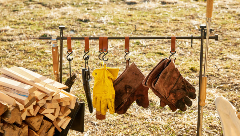 タキビズムのマルチロングペグを使い、焚き火用ギアハンガーも設けている。