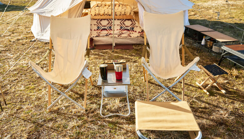 ポリコットン素材のタープなら、火の粉を気にせずサイト近くで焚き火が楽しめる。背もたれが高いのでリラックスして座れるスノーピークのテイクチェアを2脚並べて、焚き火を眺める時間も、冬キャンプの醍醐味のひとつだそう。