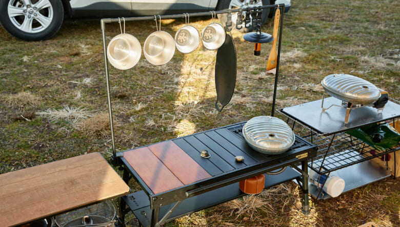 ワックのキッチンテーブルは複数素材の天板が付き、取り外してフラットバーナーを仕込むことができる。