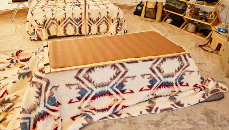 お手製のこたつは、ハイランダーのロールトップテーブルに、コストコで購入したペンドルトンのブランケットを挟んだ。寒さが増してくると中に湯たんぽを入れて暖める。