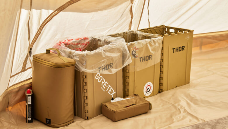 室内のゴミ箱は色のトーンを合わせてソーのもので統一。好きなブランドのステッカーでカスタムも忘れずに。