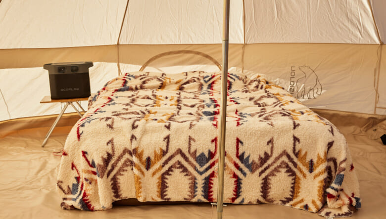 ワックのエアベッドは自動で空気を入れるポンプ付きが便利。厚み40cmのフォーム入りで寒さ対策はもちろん、超爆睡できそうな快適さ。