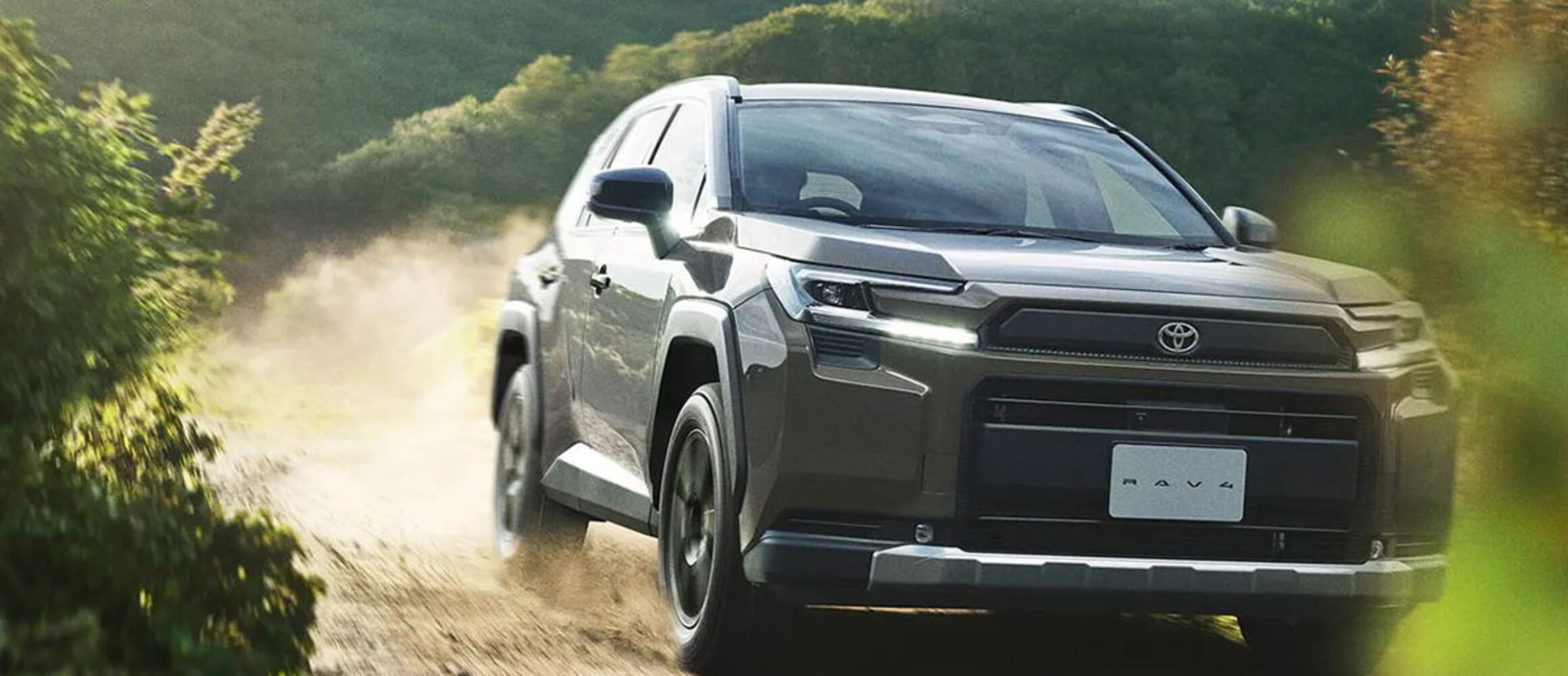 非売品★外国製ドイツ製品 TOYOTA トヨタ RAV4 宣伝プレス 2枚 写真 トヨタが新型 RAV4 の発売を開始！ まずは2.5Lハイブリッドの「Z」と