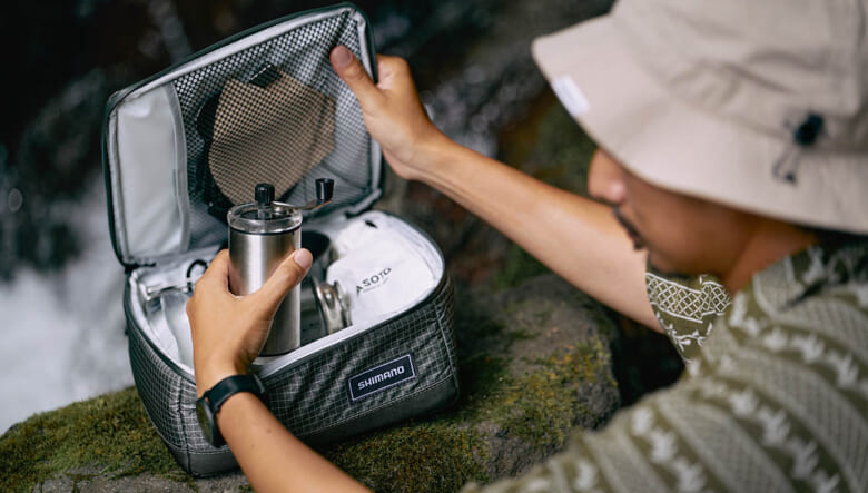 シマノ初のソフトクーラーは、真空仕様でハードクーラー並みの保冷力を誇るハイスペックモデル。