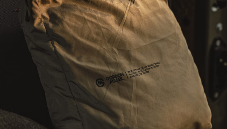 ゴードンミラーのナンガ別注ダウンブランケットは車中泊にベストな特別仕様！