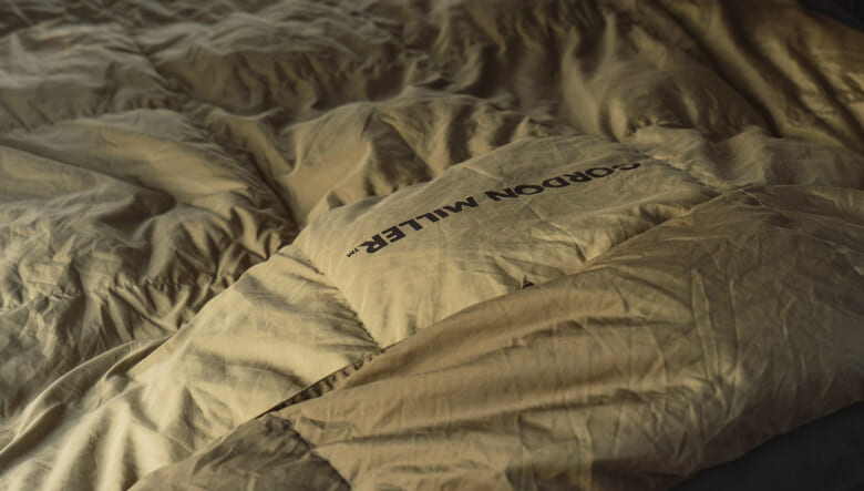 ゴードンミラーのナンガ別注ダウンブランケットは車中泊にベストな特別仕様！