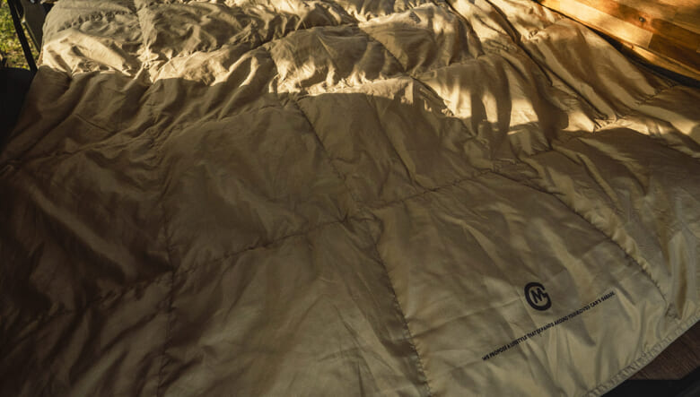 ゴードンミラーのナンガ別注ダウンブランケットは車中泊にベストな特別仕様！