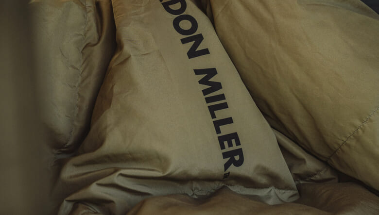 ゴードンミラーのナンガ別注ダウンブランケットは車中泊にベストな特別仕様！