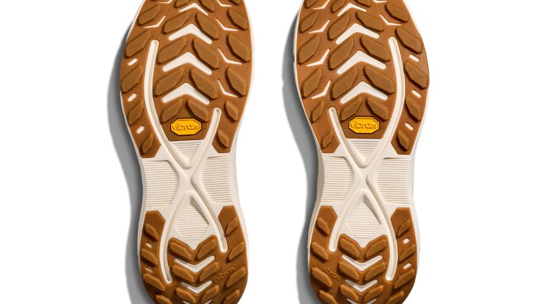 ホカの鉄板シューズ“トランスポート”がアップデート！クッション性を高めてより快適に。