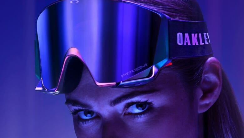 見る角度で色合いが変化するオークリーの“AURA Collection”。幻想的なデザインはゲレンデ映えに絶好！