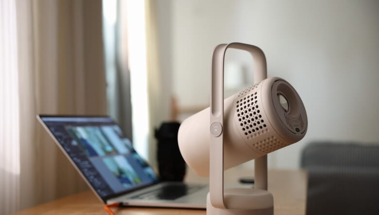 キャンプでも手軽に映画やゲームを満喫できる「エクスジミー」のポータブルプロジェクター“ノヴァ”にフォーカス！