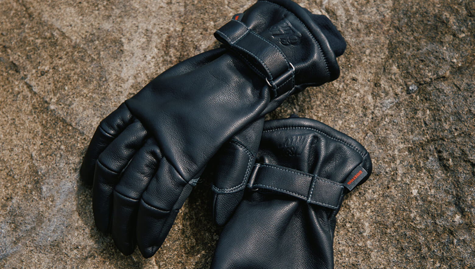 キャンプグローブにブリーフィングの世界観を投入。ブラックレザーの