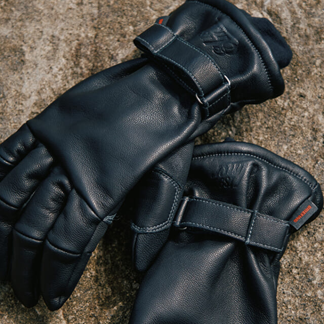 キャンプグローブにブリーフィングの世界観を投入。ブラックレザーの