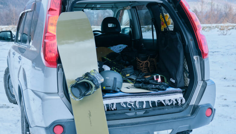 スピード装着で雪道も安心。SUV専用のタイヤチェーン「リフレックス クロス」を装着して冬の外遊びへ。