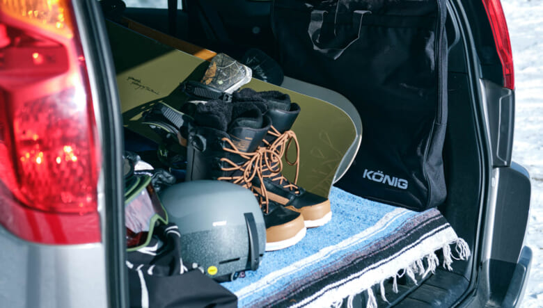 スピード装着で雪道も安心。SUV専用のタイヤチェーン「リフレックス クロス」を装着して冬の外遊びへ。