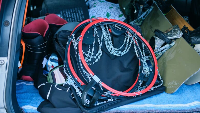 スピード装着で雪道も安心。SUV専用のタイヤチェーン「リフレックス クロス」を装着して冬の外遊びへ。