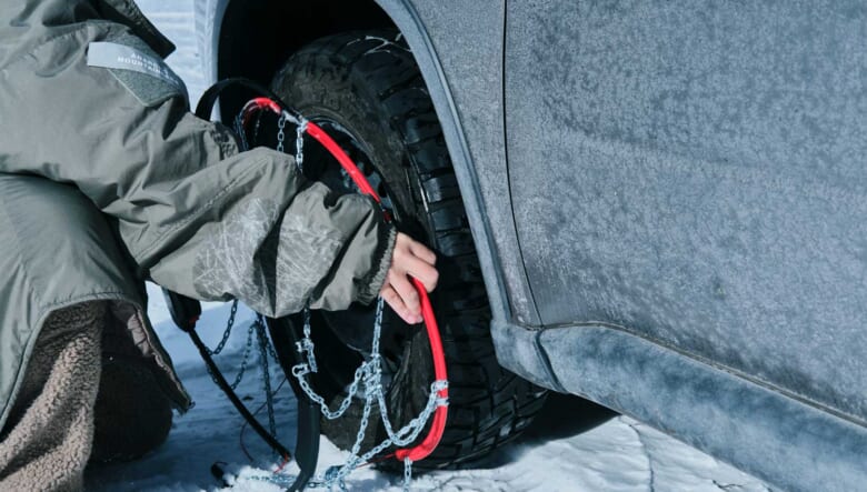 スピード装着で雪道も安心。SUV専用のタイヤチェーン「リフレックス クロス」を装着して冬の外遊びへ。