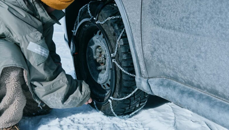 スピード装着で雪道も安心。SUV専用のタイヤチェーン「リフレックス クロス」を装着して冬の外遊びへ。