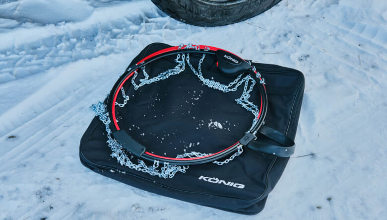 スピード装着で雪道も安心。SUV専用のタイヤチェーン「リフレックス クロス」を装着して冬の外遊びへ。