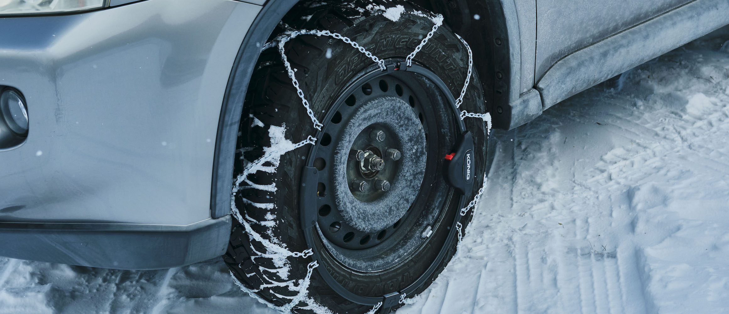 スピード装着で雪道も安心。SUV専用のタイヤチェーン「リフレックス クロス」を装着して冬の外遊びへ。