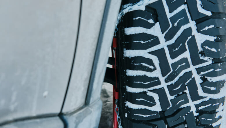 スピード装着で雪道も安心。SUV専用のタイヤチェーン「リフレックス クロス」を装着して冬の外遊びへ。