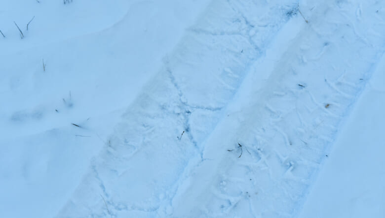 スピード装着で雪道も安心。SUV専用のタイヤチェーン「リフレックス クロス」を装着して冬の外遊びへ。